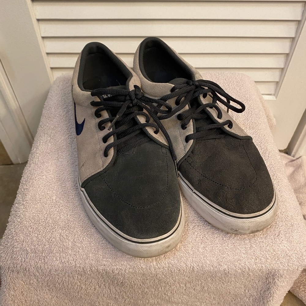 Men’s Nike Tennis Shoes; Excellent Condition; Size 11 - Picture 2 of 8